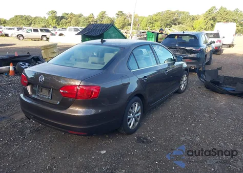 2014 Volkswagen Jetta 1.8T Se z USA, uszkodzony, nr VIN 3VWD17AJ5EM439582